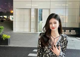 克拉女神 – 璇子裸足写真集：图库分享记录她与自然的深度对话