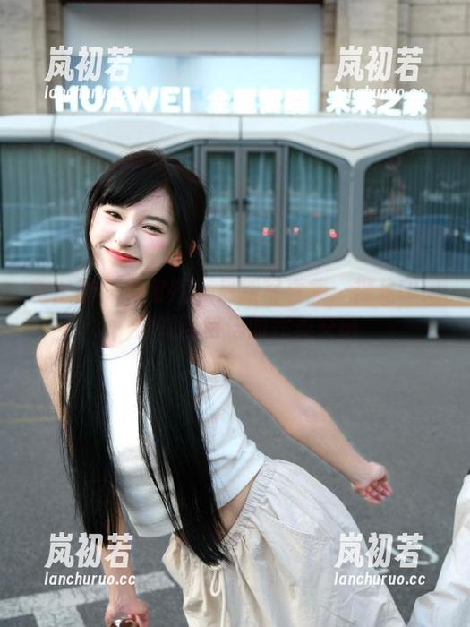 兔宝妮to 微密圈 - 兔宝妮to最新写真集:裸足印记,自嘲与自信的完美交融