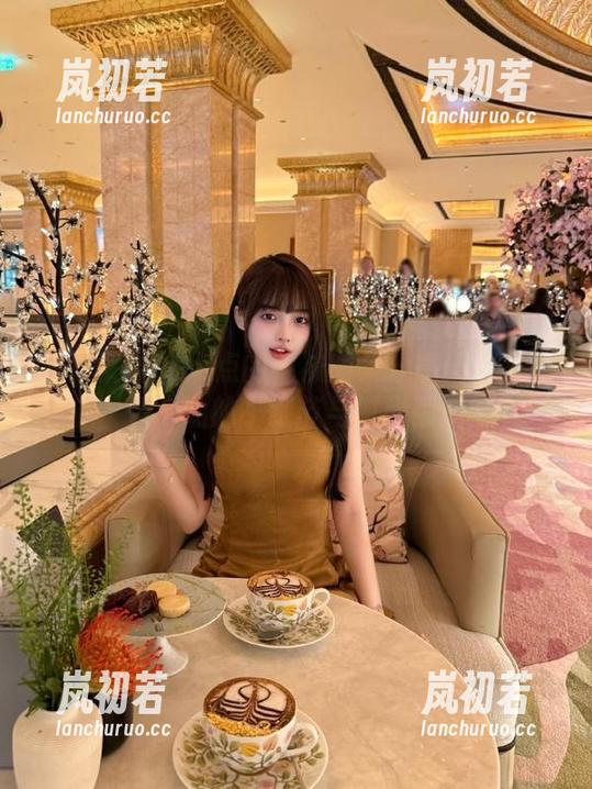 初夏女神 - 点点的棉袜图集分享：那些让你心动的小细节与时尚瞬间