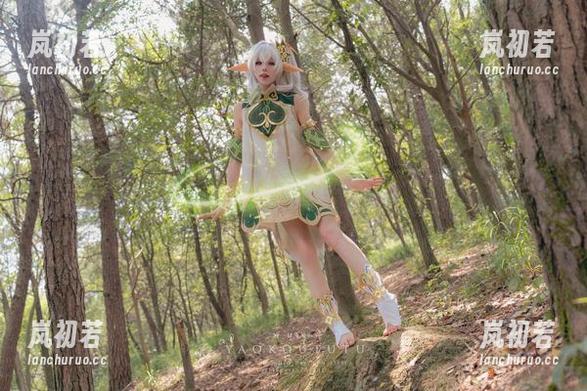 “咬人小小兔”的奇幻COS之旅，免费下载她的菲奇子女仆写真作品！