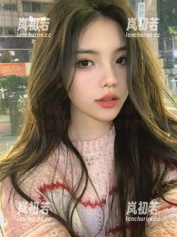 嗲囡囡-奶茶Emily 嗲囡囡 - 奶茶Emily的灵感来源,办公室里的私房照片让你心动不已