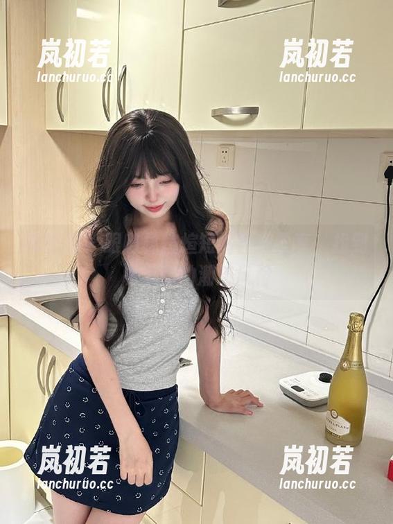 嗲囡囡-林煊煊 嗲囡囡 - 跟随林煊煊短裤图集分享,找到属于你的潮流风格