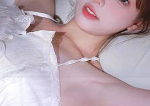 头条女神 – 穿越时空的风尚：古丽苏皮衣写真美图壁纸，带给你无限灵感！