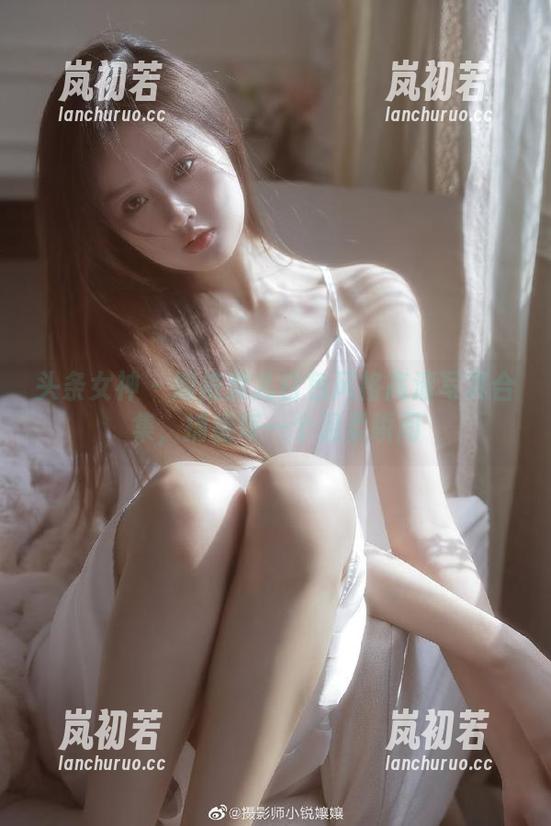 头条女神 - 娜依灵儿白色风格高清写真合集，捕捉每一个温柔瞬间