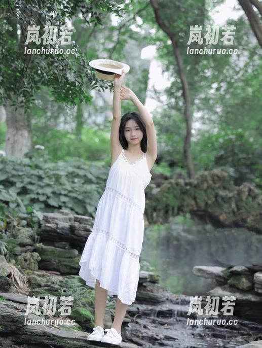 头条女神 - 珍稀小晴子水手服资源，尽在她全新图包中让你心动不已