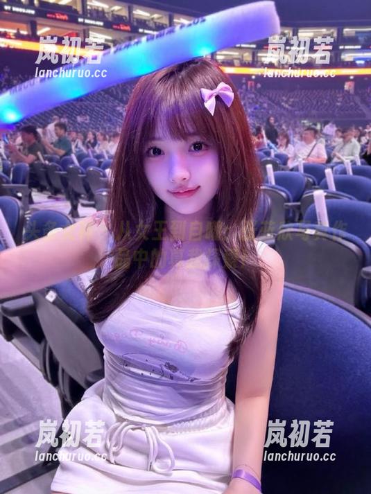 头条女神-张蓝欣 头条女神 - 从女王到自嘲:张蓝欣写真作品中的真我探索!