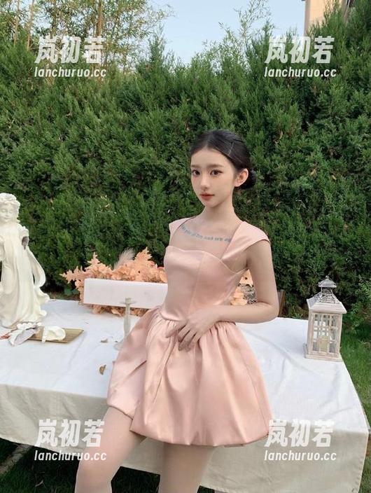 头条女神-草莓酱 头条女神 - 探索草莓酱的无圣光自拍作品,享受每一幅图片带来的视觉盛宴与灵感