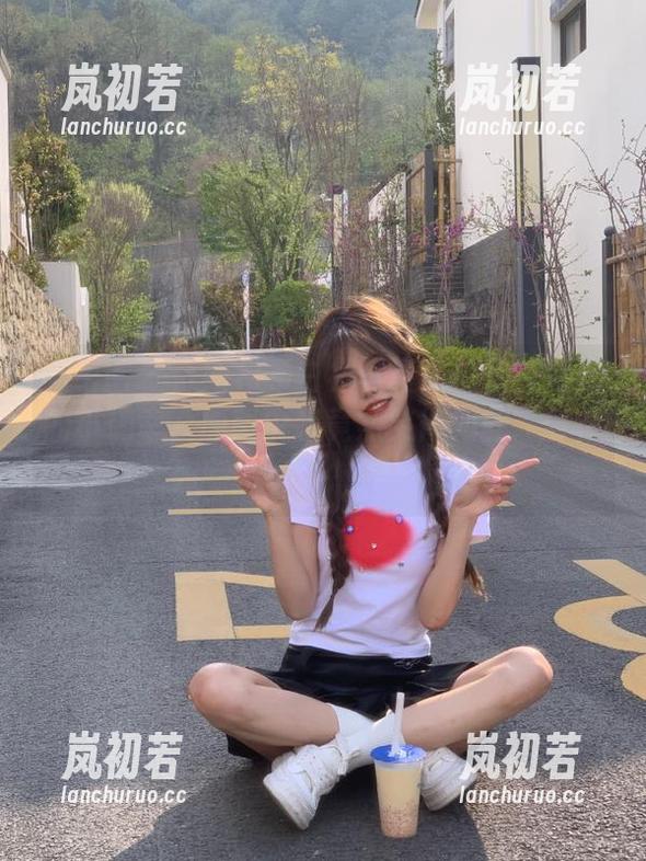奈斯希希 微密圈 - 奈斯希希白裙写真集:优雅背后的小确幸,原图中我竟然笑得如此“可怜”