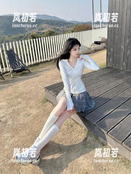 在线鉴赏姜仁卿(강인경)的自拍作品，感受她每一张图片传递的情感与故事。