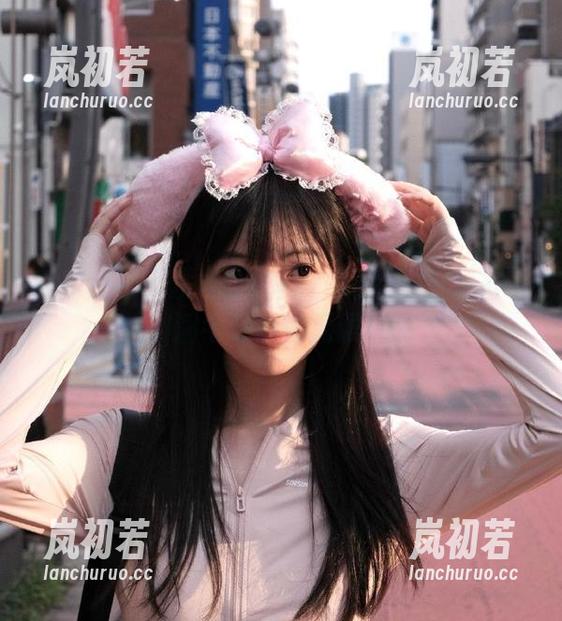 高清分享：从宋哈娜(송하나)的宅家风格看破洞牛仔裤的无限可能
