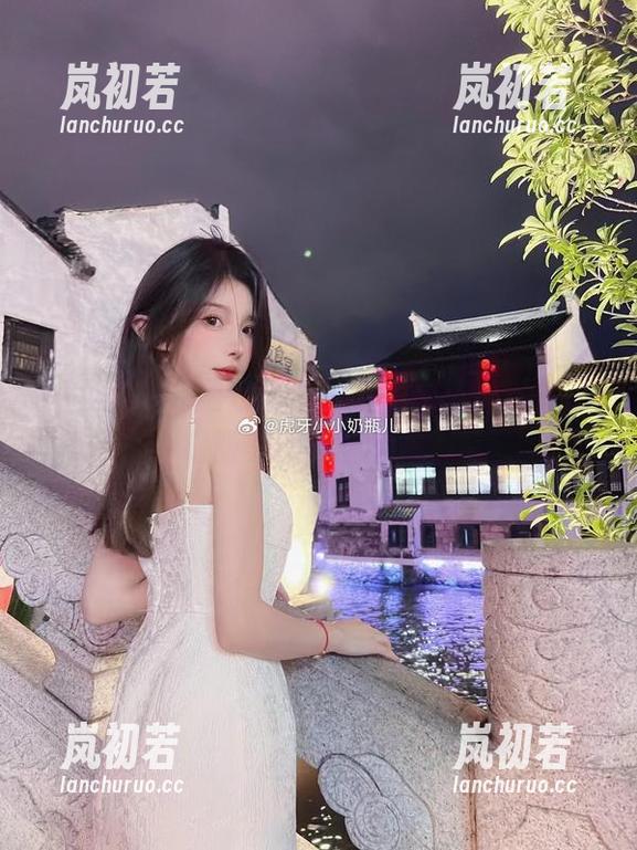 小小奶瓶儿呈现唯美风格，白开水毛衣定制版美图套图大集！