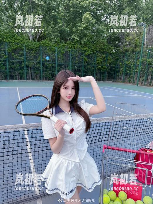 小小奶瓶儿 白色蕾丝与小小奶瓶儿同框,尽在这个精致的套图合集
