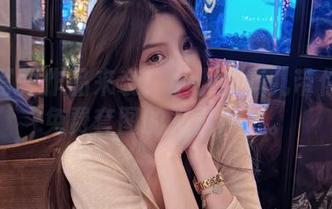 网袜写真作品来袭！小小奶瓶儿带你享受免费套图的视觉冲击。