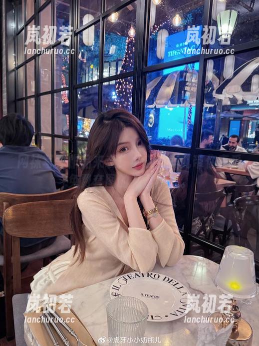 小小奶瓶儿 网袜写真作品来袭!小小奶瓶儿带你享受免费套图的视觉冲击。