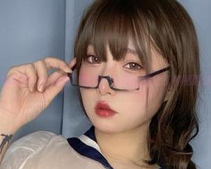 进入小泉学姐吖的“小恶魔”世界，写真合集分享神秘而迷人的一面！