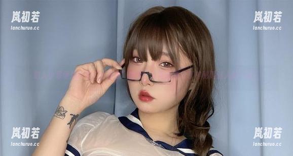 进入小泉学姐吖的“小恶魔”世界，写真合集分享神秘而迷人的一面！