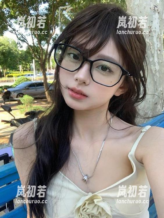 尤果网 - 发现小喜甜心写真原图合集：带你体验无与伦比的视觉盛宴！
