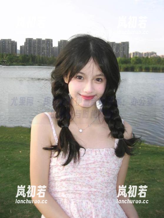 尤果网-徐梓伊 尤果网 - 探索徐梓伊最新写真集:办公室的静谧与时尚交融