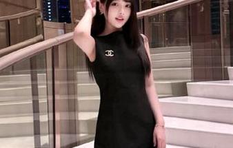 尤果网 – 谭晓彤的校服艺术：图库中的精选作品，展现独特的青春风貌