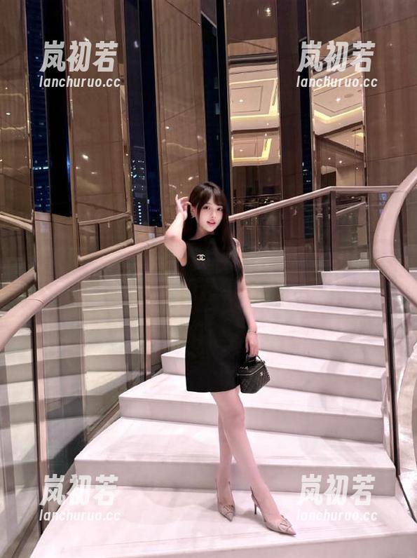 尤果网-谭晓彤 尤果网 - 谭晓彤的校服艺术:图库中的精选作品,展现独特的青春风貌