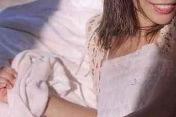 尤物馆 – 在线展示李宓儿灰丝系列，丰富资源引领你进入她的艺术世界！