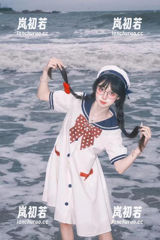 尤蜜荟-小海臀Rena 尤蜜荟 - 精选写真:小海臀Rena演绎秘书风情,带来不一样的视觉体验