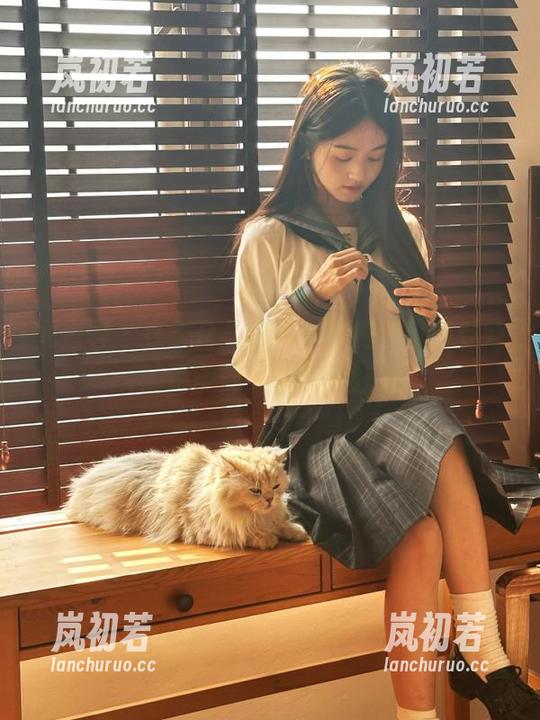 尤蜜荟-白露小猪 尤蜜荟 - 在天台与白露小猪相遇,感受她的绝美美图和套图魅力