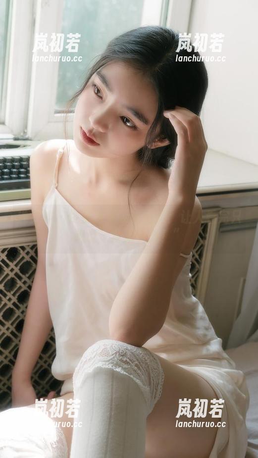 推女神-佟蔓 推女神 - 佟蔓高清泳池写真:让人看完只想说“再来一张!”