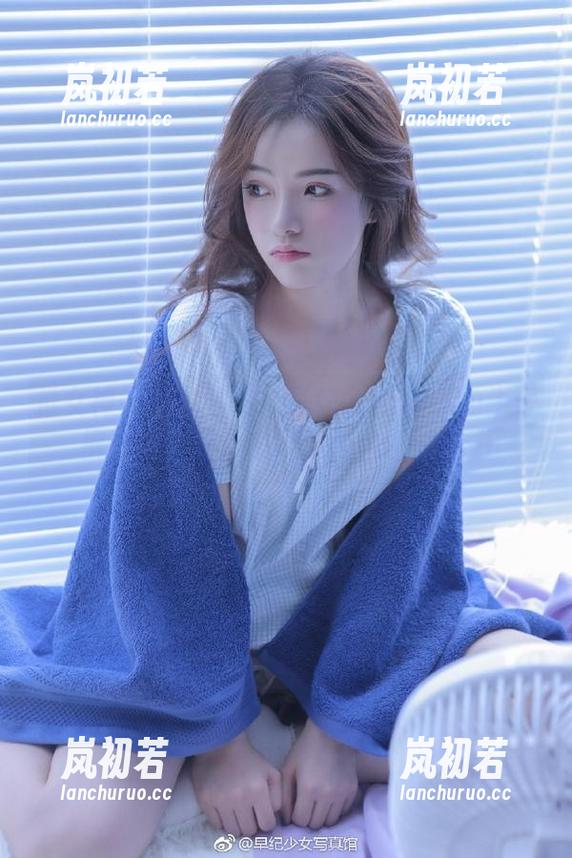 推女神-子纯儿Annie 推女神 - 图册精选:子纯儿Annie的牛仔裤造型,高清呈现时尚氛围的魅力