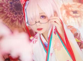 高清在线写真：日奈娇诠释蕾姆蓝色护士，感受淋漓尽致的美感。