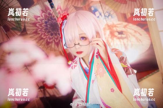 日奈娇 高清在线写真:日奈娇诠释蕾姆蓝色护士,感受淋漓尽致的美感。