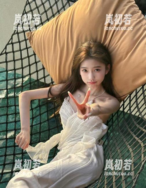 星颜社 - liyiyi凝聚灵感的裤里丝写真合集，捕捉生活中的每一个美丽瞬间