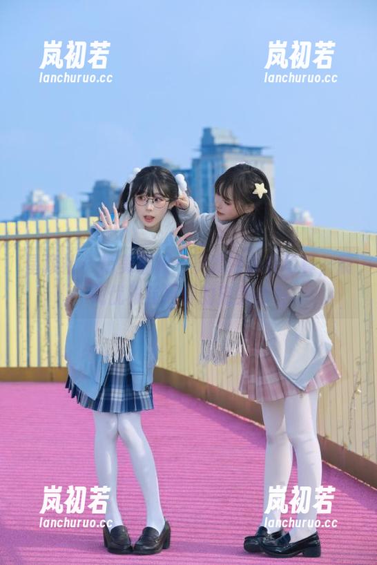 星颜社 - 精美福利：姚沐迪泳衣写真，展现优雅与风情的完美结合