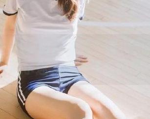 果团网 – 徒步时尚之路：龚玥菲眼镜写真展示迷人的肖像与图片