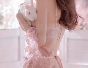 果团网 – 龚玥菲短裤写真新作：最新照片中的活力四射与青春气息！