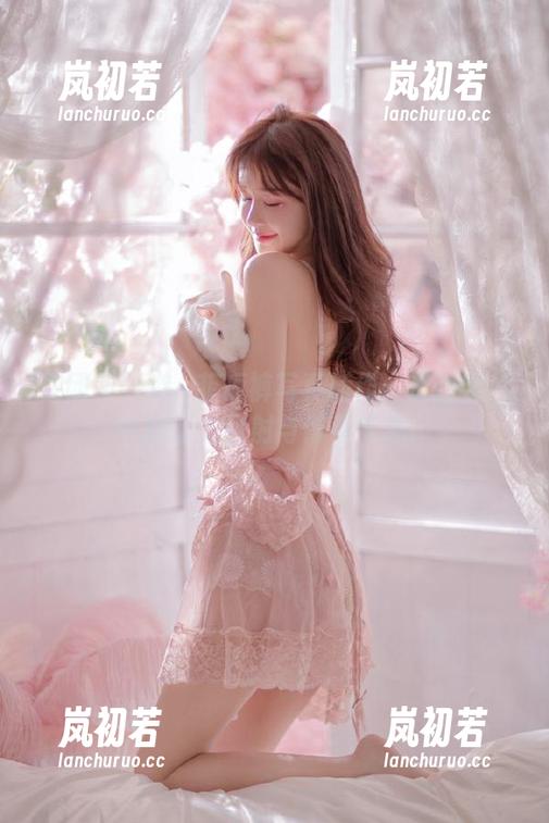 果团网-龚玥菲 果团网 - 龚玥菲短裤写真新作:最新照片中的活力四射与青春气息!