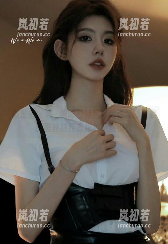 桃沢樱呀 微密圈 - 桃沢樱呀独特风格精选套图,裹胸黑丝袜红高跟的不羁优雅