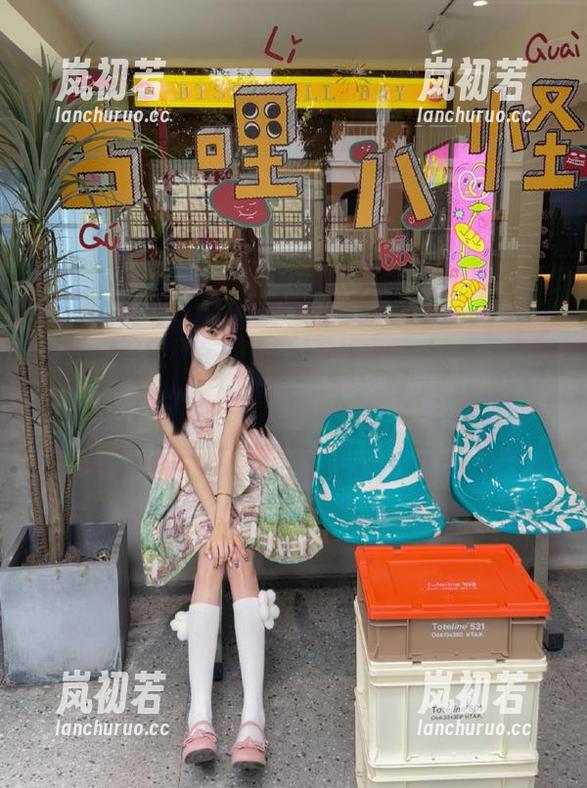 森萝财团 - 小奶糕Milky空姐写真作品图集：飘逸的裙摆摇曳在蓝天白云中