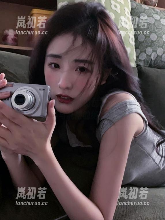 模范学院 - 小果冻儿的优雅时刻：精选写真集与礼服的绝美邂逅