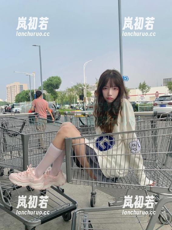 模范学院-顾乔楠 模范学院 - 在顾乔楠的定制圣诞作品中,你能找到多少隐藏的节日惊喜?