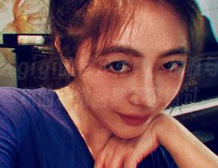 下载樱晚gigi的裸足写真，优雅与纯真交织的视觉盛宴不容错过