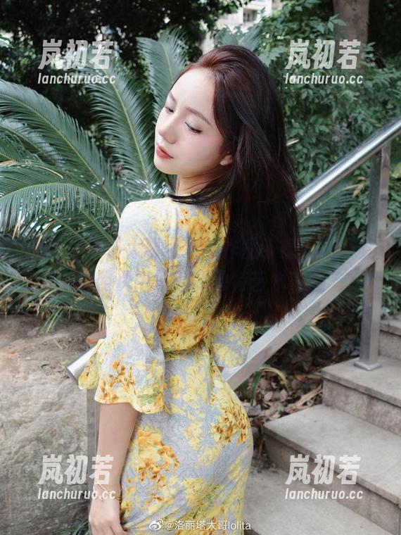 洛丽塔大哥 探索洛丽塔大哥灰衬衫作品,感受cos摄影照片中蕴藏的独特艺术气息