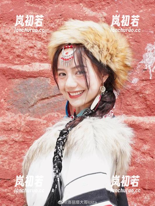 洛丽塔大哥 一场视觉盛宴:洛丽塔大哥的礼服写真展示她的魅力
