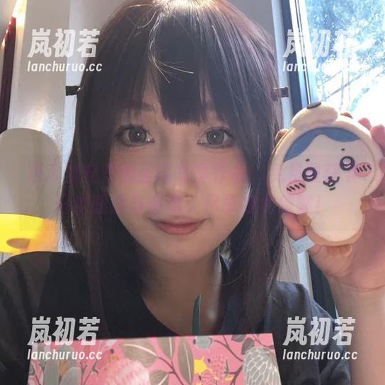 深入浅安安的圣诞写真作品，免费收获节日的暖意与感动，尽享视觉盛宴！