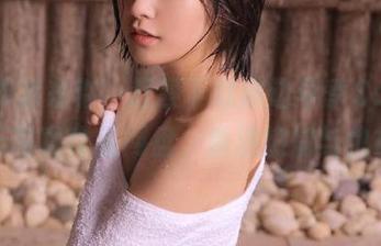 冬天即将来临，赶紧下载渡边早季Saki的夏天写真作品网盘，重温热情与快乐！