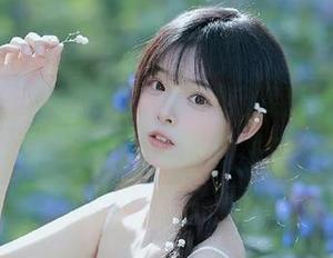 爱蜜社 – 套图精选：黄歆苑裸足写真，明媚夏日的风情与自然之美