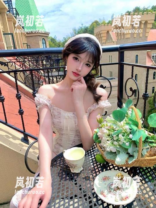 猪小七 微密圈 - 新鲜出炉:猪小七红裙写真图集,让你爱上这些动人姿态!
