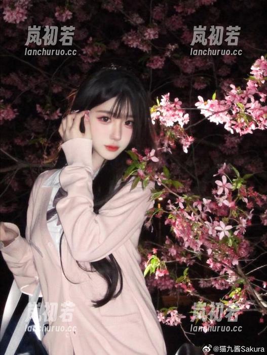 猫九酱最新图集更新，奶牛主题写真引领时尚潮流