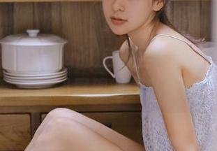 探索白露Bululu的魅力世界，她的美脚写真与美图展现时尚新风潮！