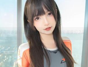 甜美神乐坂真东，带你进入她的写真套装梦幻之旅！